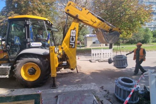 Бригада КП «Теплоенерго» виконує заміну зношених засувок на  кульові крани трубопроводу центрального опалення